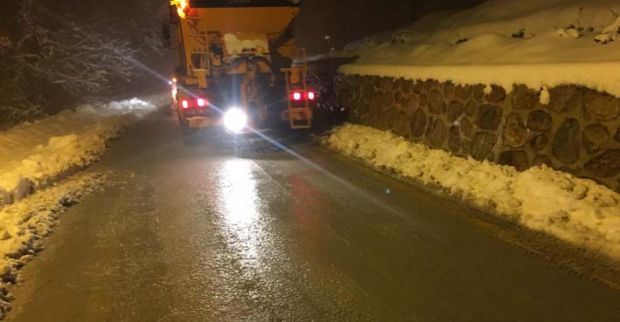 Büyükşehir Kar Timi  yolları sürekli açık tutuyor
