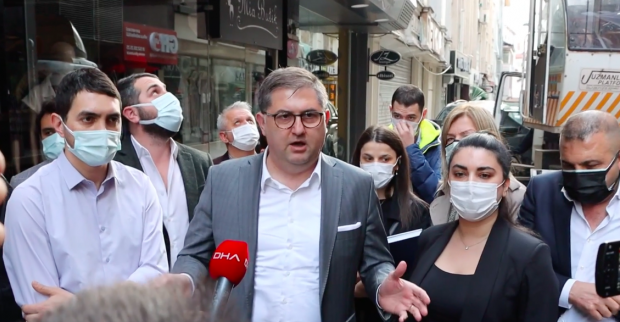 CHP Kocaeli afişlerin indirilmesini Alkışlarla protesto etti