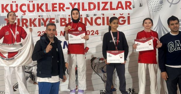 Karateci kızlarımız İzmir'den şampiyonlukla döndüler