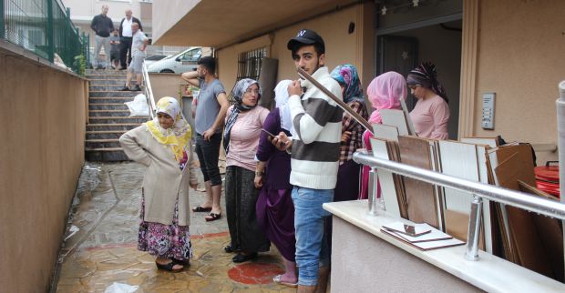 Körfez'de evleri su bastı;  vatandaş yetkililere ulaşamadı